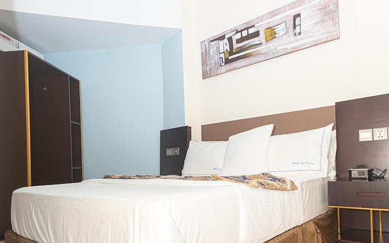 Hotel Le Figaro Дуала Екстериор снимка