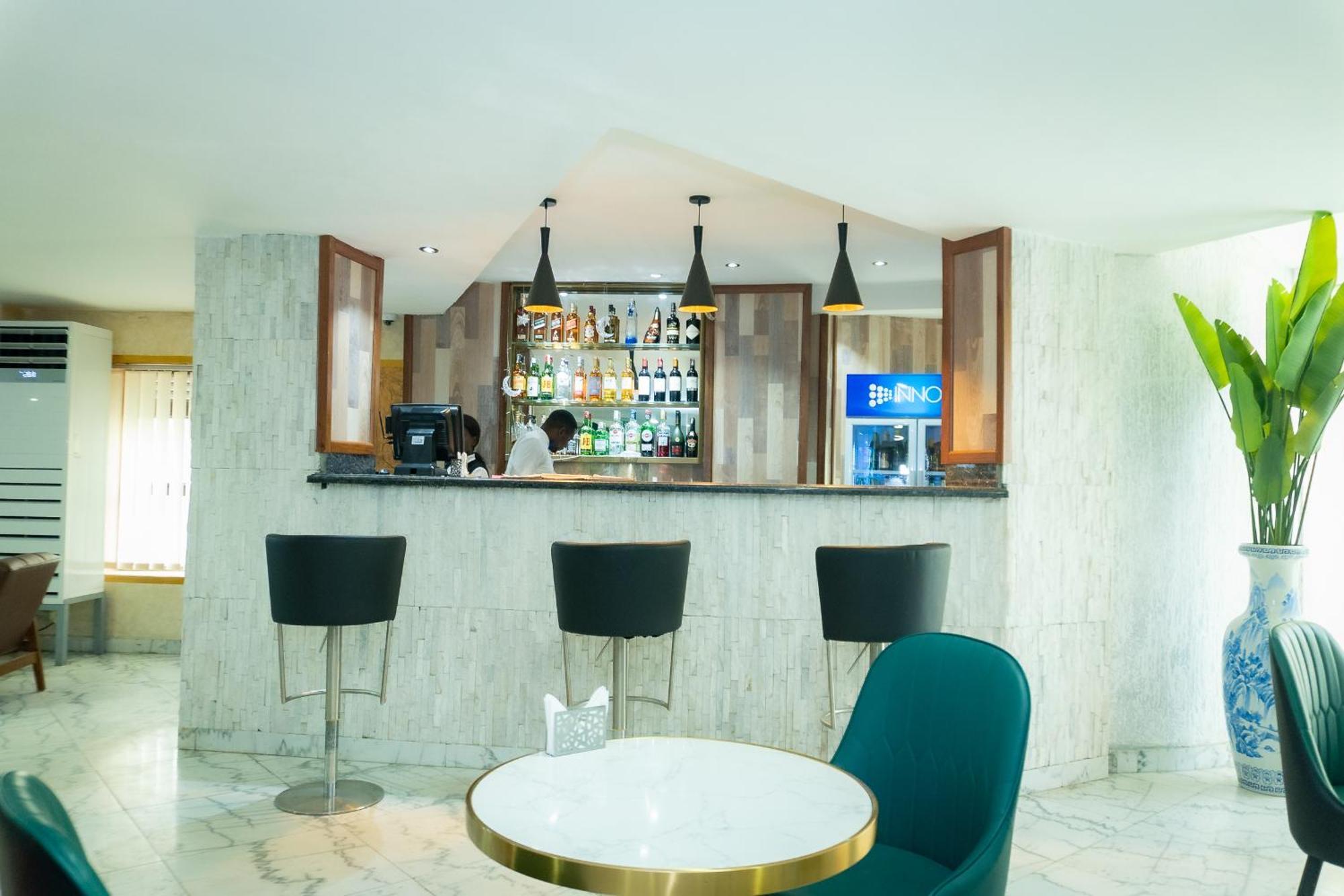 Hotel Le Figaro Дуала Екстериор снимка