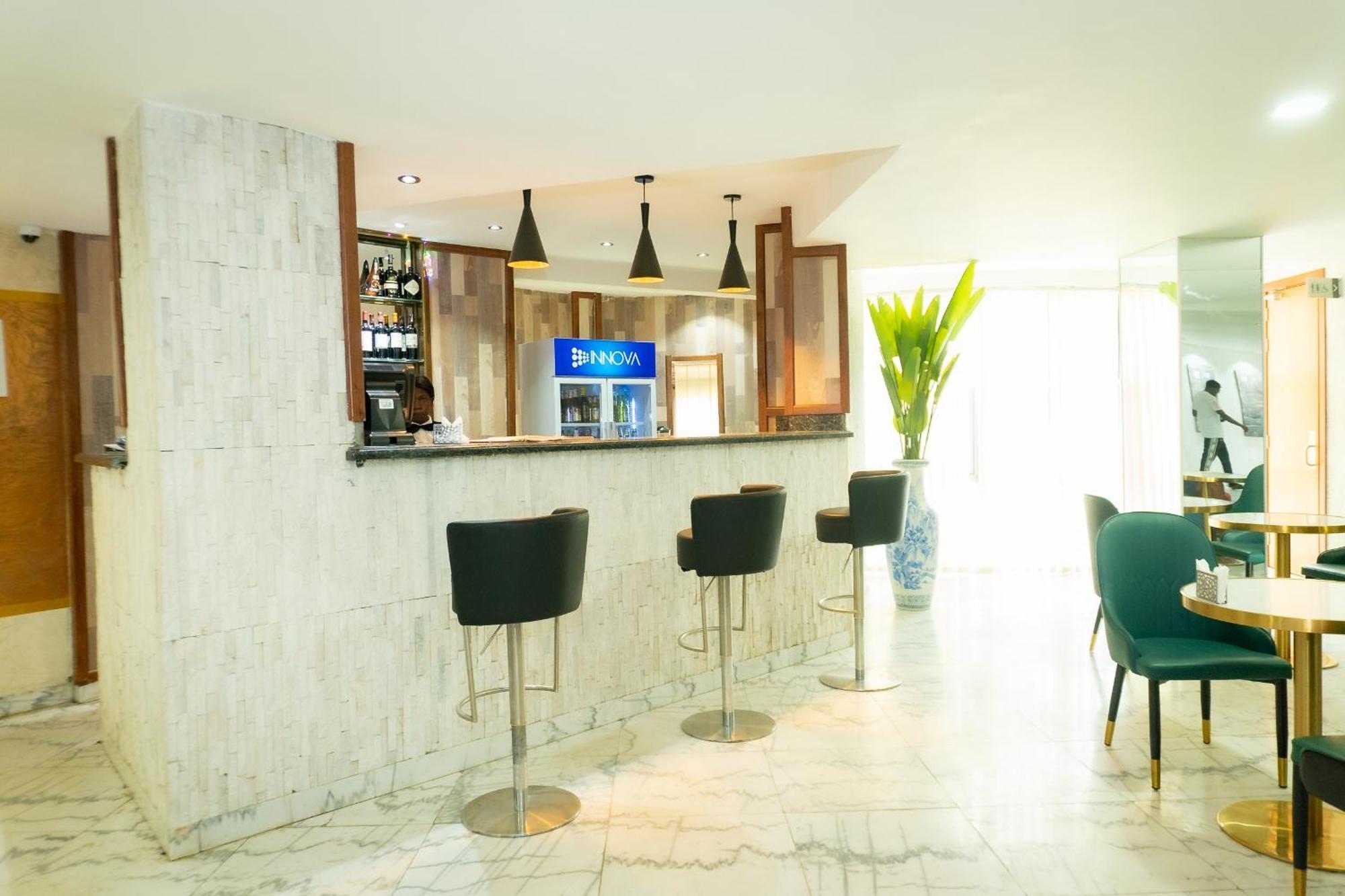 Hotel Le Figaro Дуала Екстериор снимка